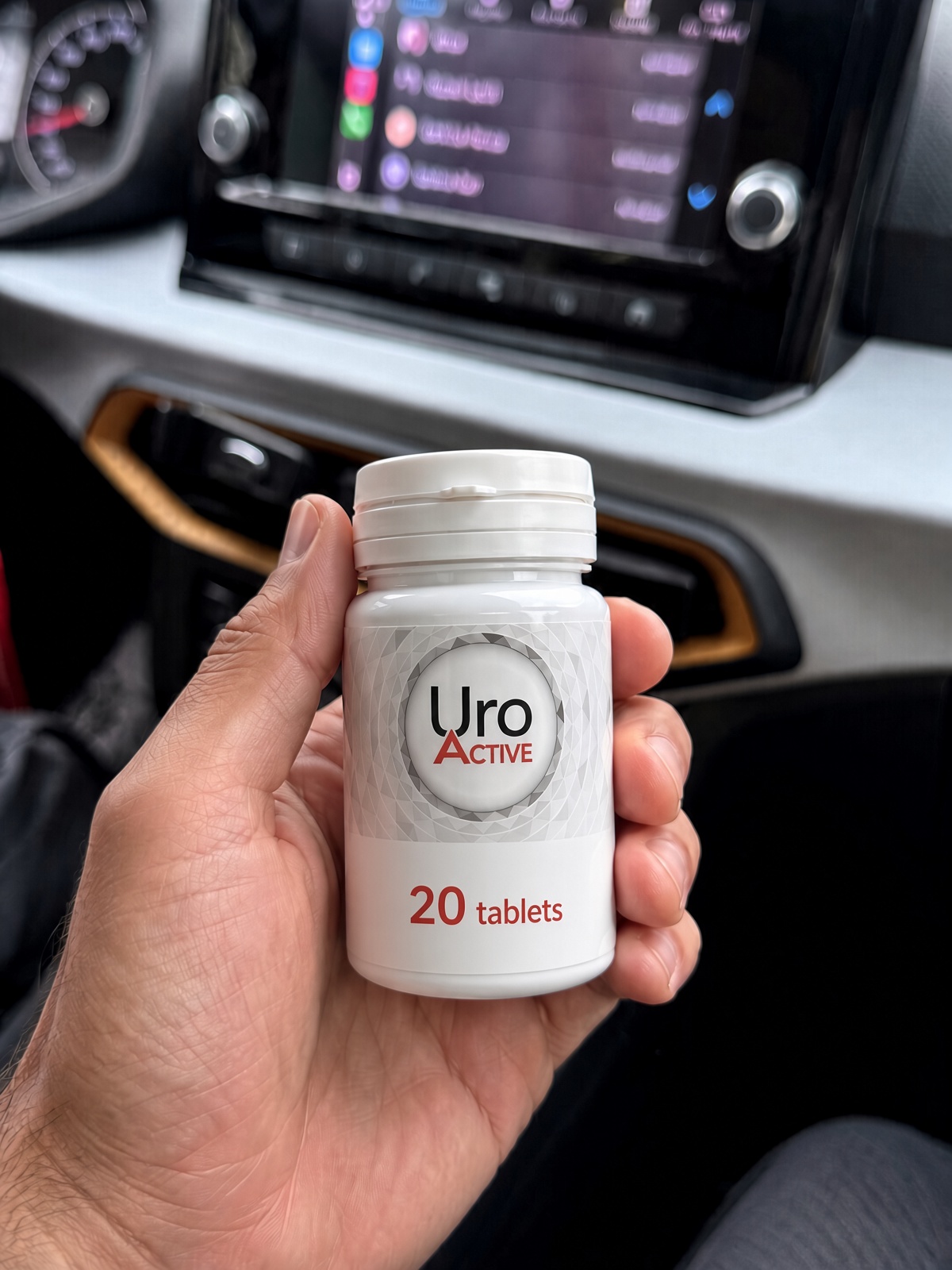 Опаковка Uro Active в ръка